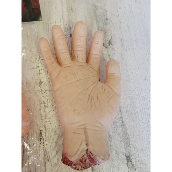 Severed hand set zombie Halloween scary blood lawn prop - Picture 7 of 8